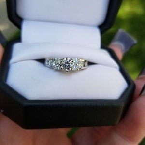 Gorgeous Women’s White gold wedding ring